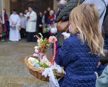 Święcenie pokarmów przed katedrą na Ostrowie Tumskim.