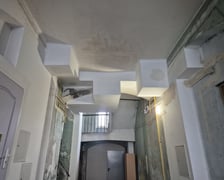 <p>Wnętrze budynku 22 przy ul. Benedyktyńskiej - do remontu</p>