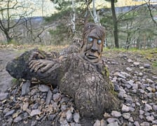 <p>Rzeźba plenerowa koło zamku Świny</p>