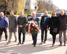 <p>Składanie kwiat&oacute;w pod tablicą Jerzego Szmajdzińskiego</p>