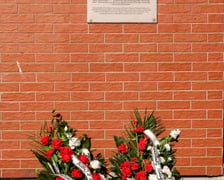 <p>Składanie kwiat&oacute;w pod tablicą Jerzego Szmajdzińskiego</p>