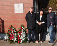 <p>Składanie kwiat&oacute;w pod tablicą Jerzego Szmajdzińskiego</p>