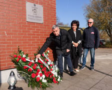 <p>Składanie kwiat&oacute;w pod tablicą Jerzego Szmajdzińskiego</p>