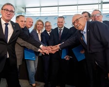 Właściciele i szefowie lotniska wraz z projektantami tuż po podpisaniu umowy