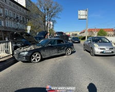 Zderzenie trzech samochodów osobowych przy Mostach Warszawskich we Wrocławiu - 28.04.2026 r.