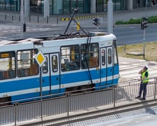Tramwaj z połamanym pantografem na przystanku przy Pl. Jana Pawła II - 6 maja 2026 r.