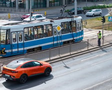Tramwaj z połamanym pantografem na przystanku przy Pl. Jana Pawła II - 6 maja 2026 r.