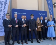 <p>Zabytkowy dworzec w Oleśnicy oficjalnie otwarty. Wśr&oacute;d gości znaleźli się m.in. prezes Zarządu PKP S.A. Alan Beroud, wiceminister rozwoju i technologii Michał Jaros, senator Koalicji Obywatelskiej Grzegorz Schetyna, posłanki Koalicji Obywatelskiej Jolanta Niezgodzka i Anna Sobolak, burmistrz Oleśnicy Adam Horbacz, 25 maja 2026 r.</p>