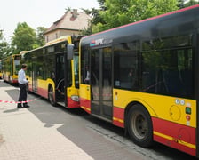 Zderzenie autobusu miejskiego z samochodem dostawczym na ul. Żernickiej, 1 czerwca 2026 r.