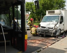 Zderzenie autobusu miejskiego z samochodem dostawczym na ul. Żernickiej, 1 czerwca 2026 r.