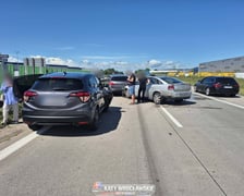 Uszkodzone samochody po kolizji stoją na jezdni autostrady A4, 7 czerwca 2026 r.