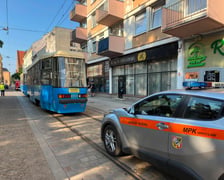 Uszkodzona taksówka i tramwaj na ul. Szewskiej. Z powodu wypadku zmieniono trasy tramwajów, 29.06.2026 r.