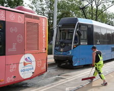 Zderzenie tramwaju z autobusem na TAT na ul. Strzegomskiej.