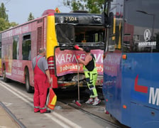 Zderzenie tramwaju z autobusem na TAT na ul. Strzegomskiej.