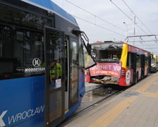 Zderzenie tramwaju z autobusem na TAT na ul. Strzegomskiej.