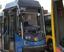 Zderzenie tramwaju z autobusem na TAT na ul. Strzegomskiej.