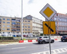 Ulica Kazimierza Wielkiego. Przygotowania oznaczeń związanych z nową, tymczasową organizacją ruchu.