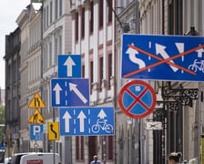 Ulica Kazimierza Wielkiego. Przygotowania oznaczeń związanych z nową, tymczasową organizacją ruchu.