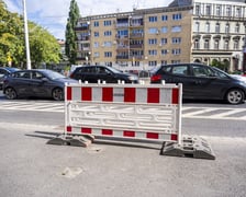 Ulica Kazimierza Wielkiego. Przygotowania oznaczeń związanych z nową, tymczasową organizacją ruchu.