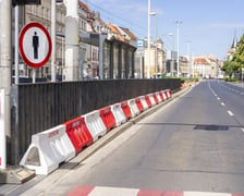 Ulica Kazimierza Wielkiego. Przygotowania oznaczeń związanych z nową, tymczasową organizacją ruchu.