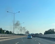 Płonie bus na A8 we Wrocławiu. Zablokowana AOW koło stadionu
