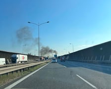 Płonie bus na A8 we Wrocławiu. Zablokowana AOW koło stadionu