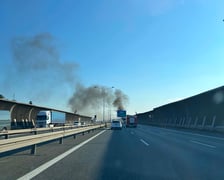 Płonie bus na A8 we Wrocławiu. Zablokowana AOW koło stadionu