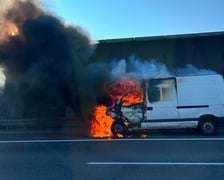 Płonie bus na A8 we Wrocławiu. Zablokowana AOW koło stadionu