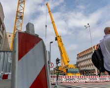 Dźwig zajął całą jedną jezdnię na Kazimierza Wielkiego