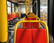 Plastikowe – i jak się okazuje chyba kultowe – siedzenia w tramwaju Konstal 105