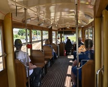 Drewniane siedzenia w zabytkowym tramwaju Konstal N