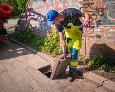 <p>Slużby MPWiK w piątek (17 lipca) oczyszczały wpusty w rejonie wiaduktu przy ul. Ścinawskiej</p>