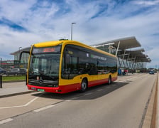 Linia „Poświęcka (Ośrodek Zdrowia)” – „Port Lotniczy” została zelektryfikowana. Kursują na niej Mercedesy eCitaro
