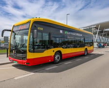 Linia „Poświęcka (Ośrodek Zdrowia)” – „Port Lotniczy” została zelektryfikowana. Kursują na niej Mercedesy eCitaro