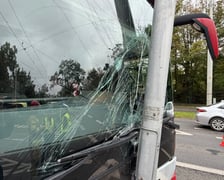 Autokar uderzył w słup sygnalizacji świetlnej na ulicy Wróblewskiego