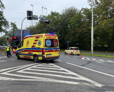 Autokar uderzył w słup sygnalizacji świetlnej na ulicy Wróblewskiego