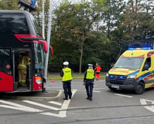 Autokar uderzył w słup sygnalizacji świetlnej na ulicy Wróblewskiego