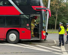 Autokar uderzył w słup sygnalizacji świetlnej na ulicy Wróblewskiego