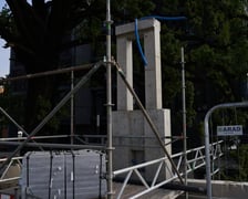 Na moście Pomorskim Południowym zamontowano oprawy na lampach