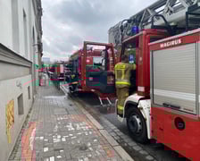 Pożar w kamienicy w pobliżu konsulatu Niemiec przy ul. Podwale. Brak przejazdu. Duże korki