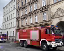 Pożar w kamienicy w pobliżu konsulatu Niemiec przy ul. Podwale. Brak przejazdu. Duże korki