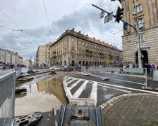 Trwa remont ul. Świdnickiej. Utrudnienia dla kierowców i pasażerów komunikacji miejskiej. Na zdjęciu fragment modernizowanej ulicy