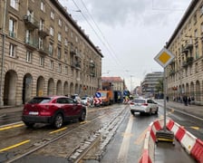 Trwa remont ul. Świdnickiej. Utrudnienia dla kierowców i pasażerów komunikacji miejskiej. Na zdjęciu fragment modernizowanej ulicy