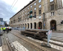 Trwa remont ul. Świdnickiej. Utrudnienia dla kierowców i pasażerów komunikacji miejskiej. Na zdjęciu fragment modernizowanej ulicy