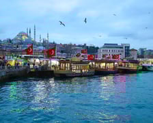 6. Turcja. Jeden z najbardziej popularnych wakacyjnych kierunków wśród polskich turystów. Kraj, który czerpie zarówno z kultury europejskiej, jak i azjatyckiej. Z wrocławskiego lotniska do Turcji dolecimy jedynie czarterami.