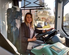 Za kierownicą elektrycznego Ikarusa siedzi kierowca Izabela Owsianko