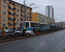 na zdjęciu samochód porsche, który wjechał pod tramwaj na torowisku