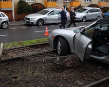 na zdjęciu samochód porsche, który wjechał pod tramwaj na torowisku