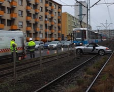 na zdjęciu samochód porsche, który wjechał pod tramwaj na torowisku