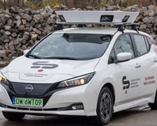 Na zdjęciu dwa samochody, które prowadzą e-kontrole parkingów we Wrocławiu
